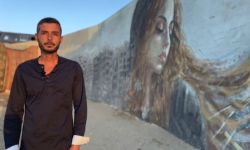 فنان فلسطيني يدشن جدارية فنية تجمع مآسي الفلسطينيين بقطاع غزة